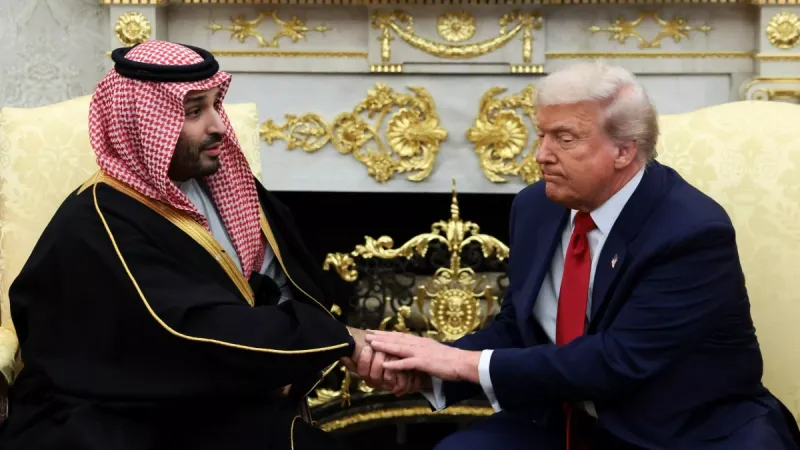 Rei sem trono fica nu após se fantasiar de monstro e perder duelo de ameaças no deserto