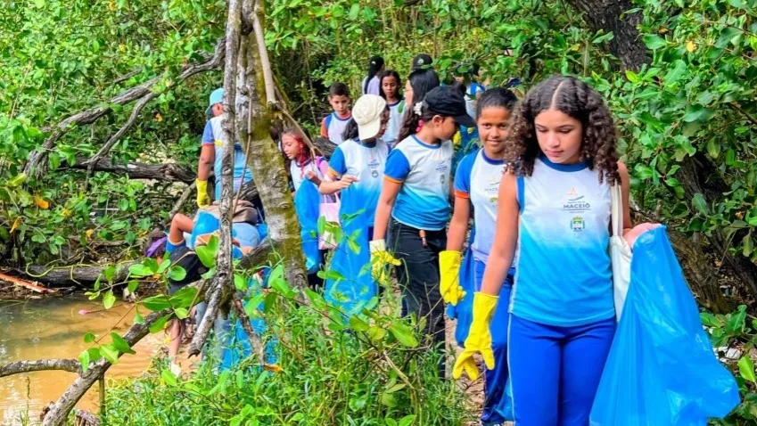 Estudantes da rede municipal aprendem sobre preservação em ação no manguezal