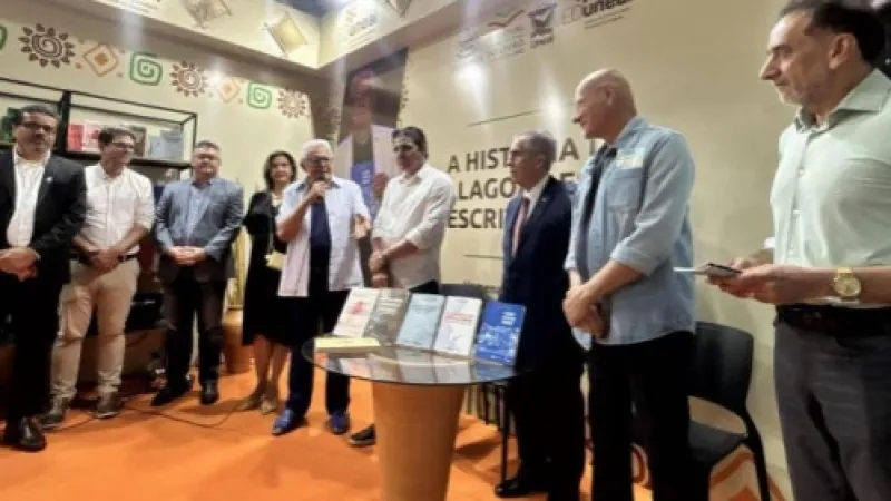 Homenagem a Douglas Apratto marca abertura da Bienal do Livro 2025 no estande da Eduneal