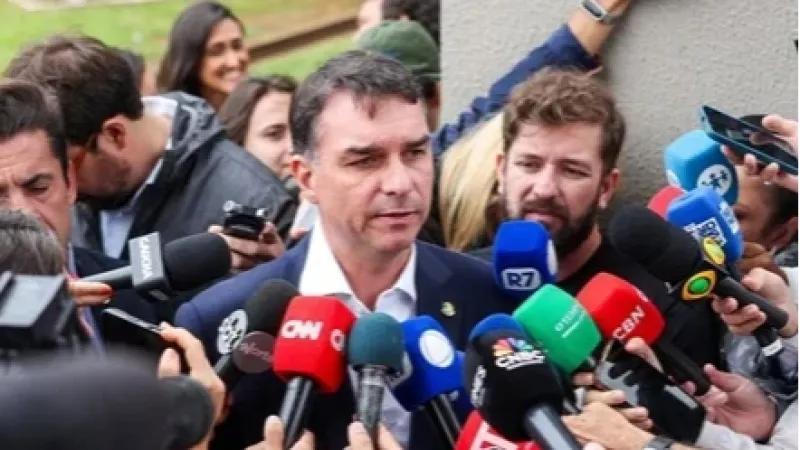 Ibovespa tomba e dólar dispara com Flávio Bolsonaro pré-candidato; veja cotações