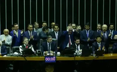 Câmara aprova texto-base da reforma tributária com trava no IVA