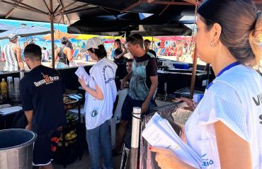 Vigilância Sanitária orienta ambulantes da orla marítima sobre segurança alimentar