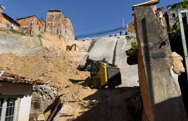 Obra de contenção de encosta no Jacintinho avança 70%