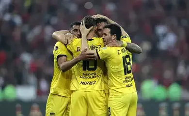Flamengo joga mal e perde para o Peñarol no Maracanã