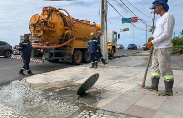 Operação Línguas Sujas flagra transbordo de esgoto da BRK em galeria de águas pluviais na Jatiúca