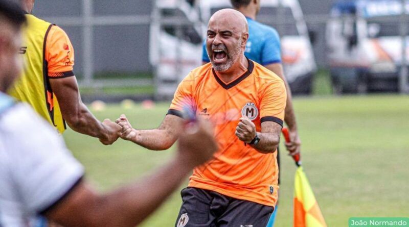 Azulão acerta com o técnico Cristian de Souza