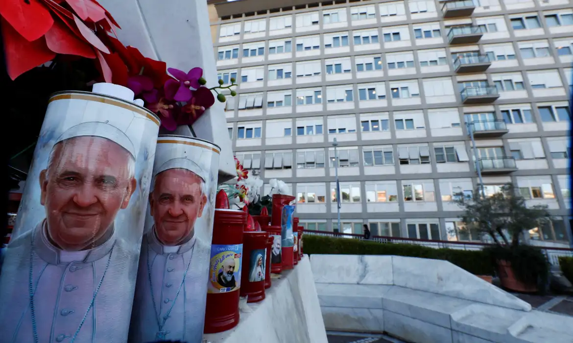 Papa Francisco passa por transfusão de sangue e quadro é ‘crítico’