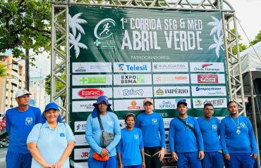 Prefeitura de Maceió faz coleta seletiva em evento de corrida na orla marítima