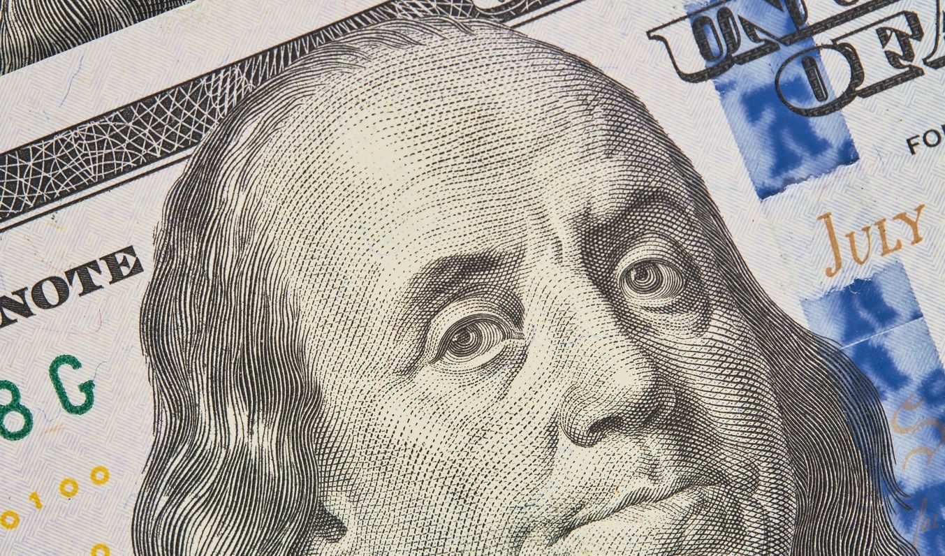 Dólar sobe de novo e fecha a R$ 5,51, maior valor em dois anos e meio; Ibovespa tem leve alta