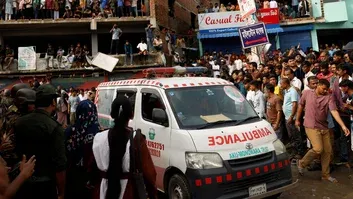 Número de mortos em queda de avião militar em Bangladesh sobe para 31