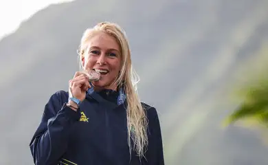 Jogos de Paris: Tati Weston-Webb fica com prata no surfe feminino