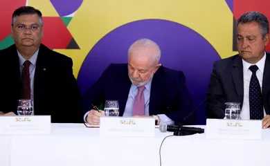 Lula anuncia decreto de GLO em portos e aeroportos