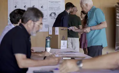 Eleitores argentinos no Brasil votam por defesa da democracia