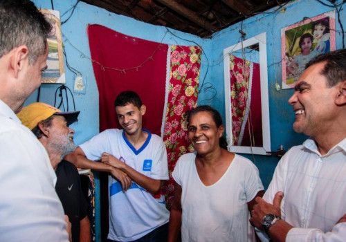 Governador visita estudante em São Sebastião e reforça compromisso com a educação