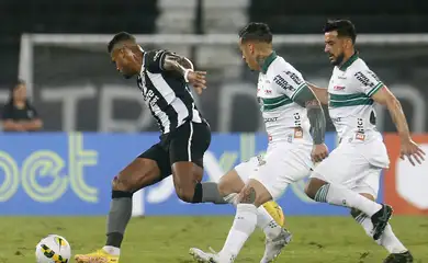 Brasileiro: Botafogo pega Coritiba tentando voltar à luta pelo título