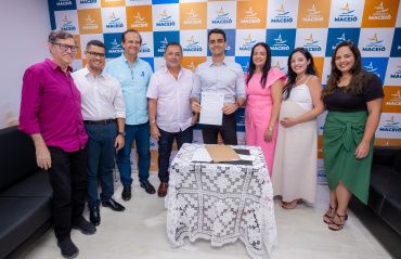 Prefeito JHC entrega alvará para construção de supermercado que vai gerar 350 empregos em Maceió
