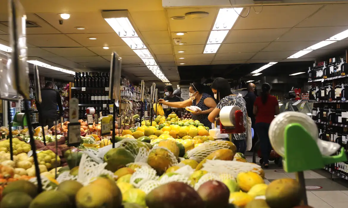 Haddad diz que queda do dólar e safra devem conter preço dos alimentos