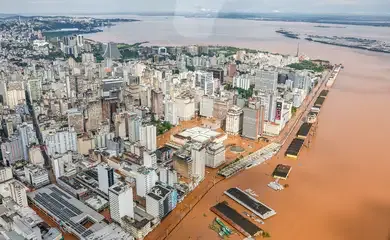 Bairro de Porto Alegre terá de ser evacuado após dique transbordar