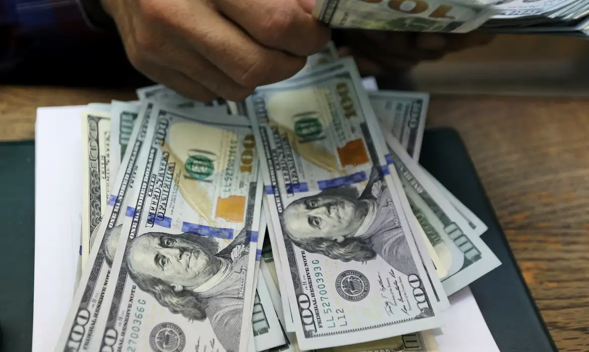 Dólar sobe para R$ 5,83 após retaliação da China a tarifas de Trump