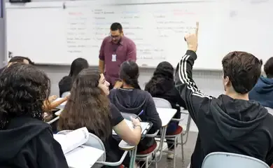 Prefeitura sanciona mudanças na carga horária de professores do Rio