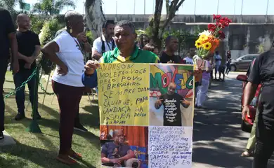 Amigos e familiares se despendem do cantor do Molejo Anderson Leonardo