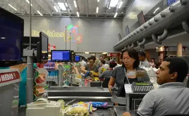 Índice que mostra intenção de consumo das famílias cai 0,2% em julho