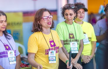 Atividades na praia de Pajuçara promovem inclusão de pessoas autistas