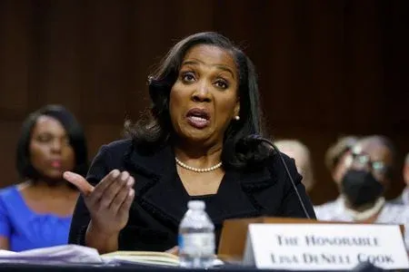 Lisa Cook diz que ‘não há motivo legal’ para Trump a demitir do Fed