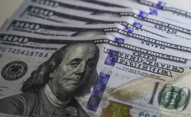 Dólar sobe para R$ 5,71 com piora de ambiente no exterior