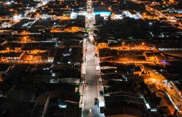 Prefeitura de Maceió instala 231 luminárias em LED em avenida e ruas do Clima Bom