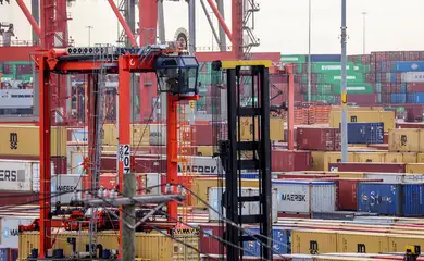 Greve de portuários paralisa metade do transporte marítimo dos EUA