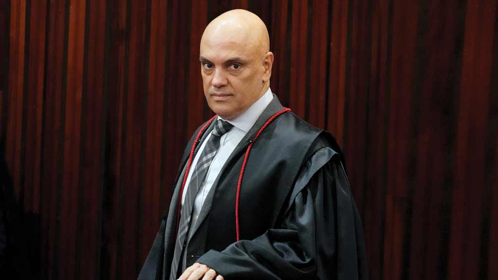 Moraes dá 48h para Bolsonaro explicar ida à embaixada da Hungria após apreensão de passaporte