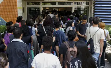 Estudantes começam a receber primeira parcela do Programa Pé-de-Meia
