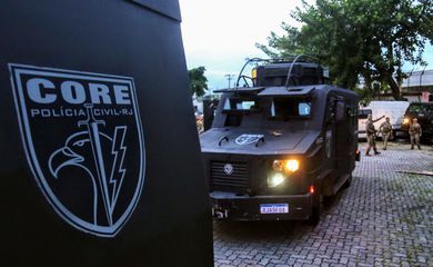 Polícia faz ações em três conjuntos de favelas do Rio com mil agentes