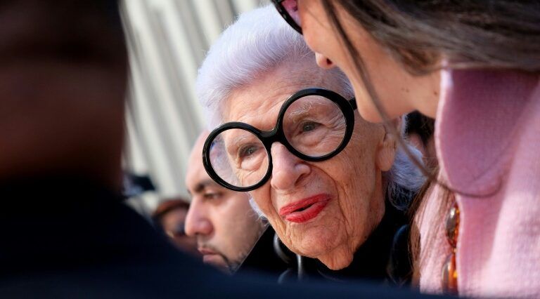 Ícone da moda, Iris Apfel morre aos 102 anos