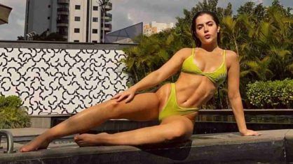 Jade Picon ignora clima nublado e posa de biquíni