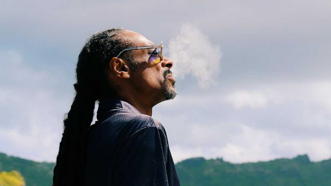 Snoop Dogg revela que aumentou o salário de funcionário que faz seus baseados
