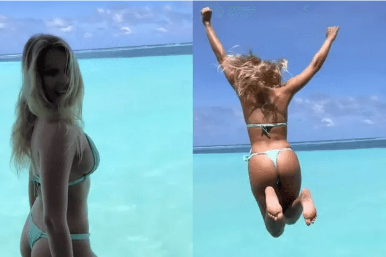 Isabella Santoni se joga nas águas das Maldivas