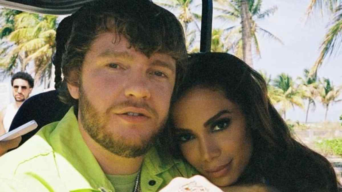 Anitta posa com o namorado, o produtor Murda Beatz