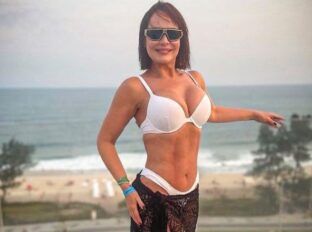Atriz de ‘A Usurpadora’ posa de biquíni branco