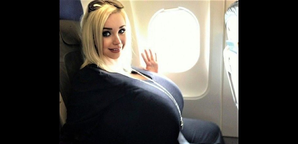 Modelo diz que foi maltratada em avião, por causa dos seios