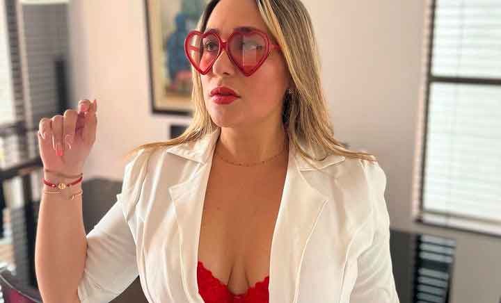 Profesora é demitida por causa de postagens ousadas