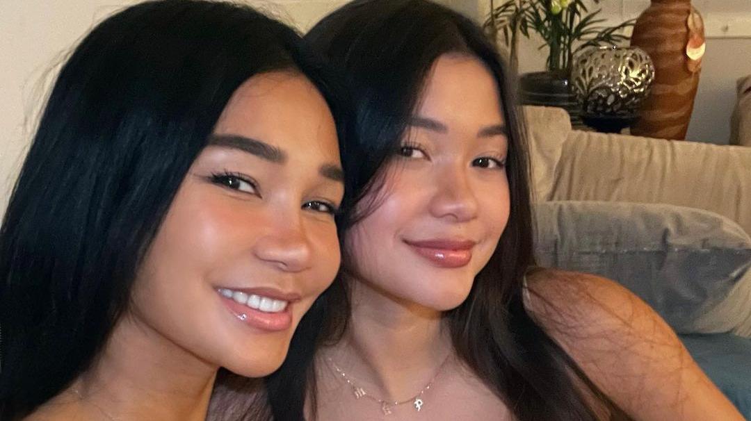 Influencer de 45 anos é confundida com filha de 22 anos