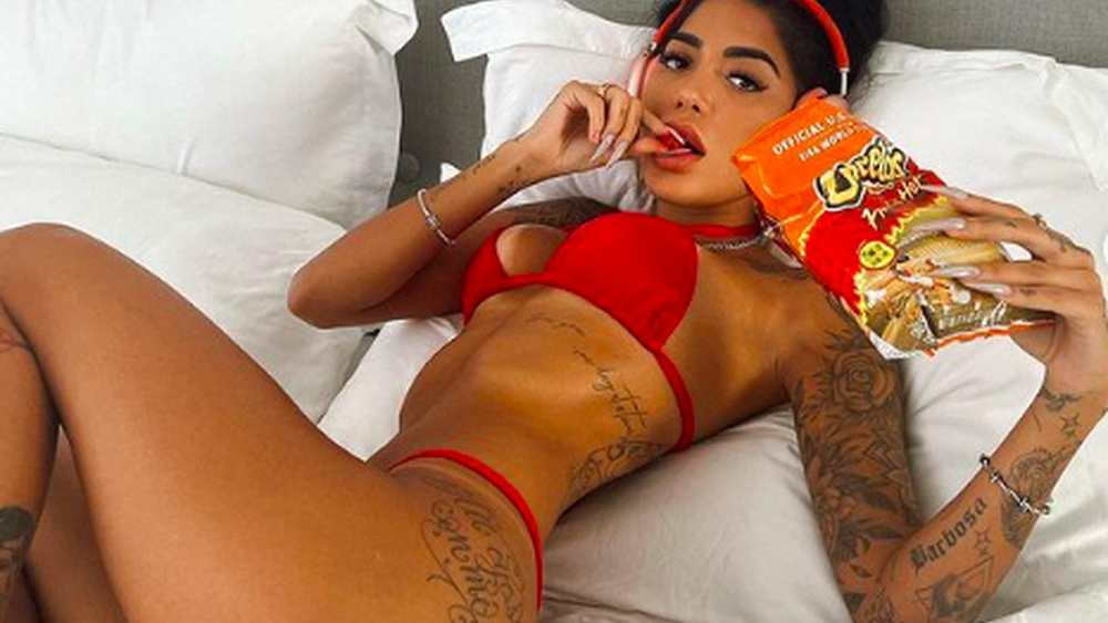 Irmã de Gabigol faz poses na cama para seguidores