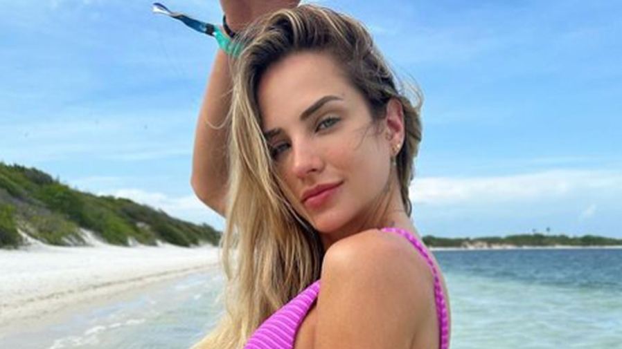 Gabi Martins posa de biquíni e exibe corpão