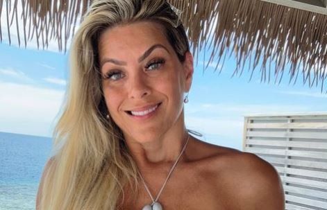 Em rara foto de biquíni, Renata Fan faz reflexão