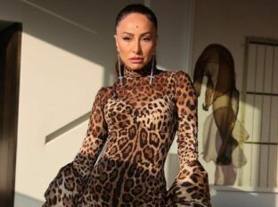 Sabrina Sato exibe curvas em look de R$ 56 mil