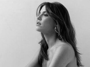 Alice Wegmann posa nua em preto e branco