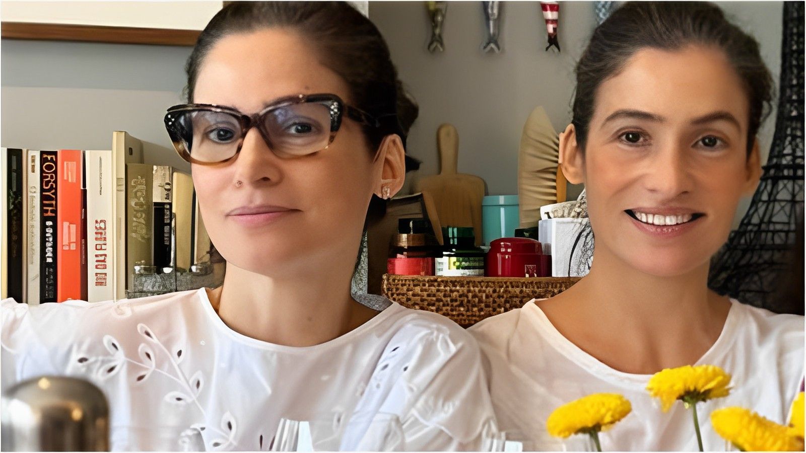 Renata Vasconcellos posa ao lado da irmã gêmea
