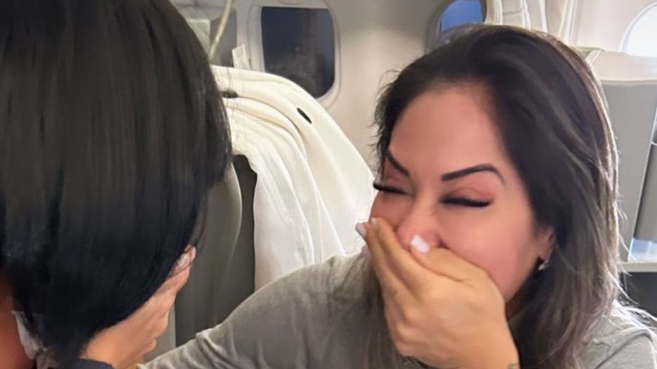 Maira Cardi é surpreendida em voo internacional